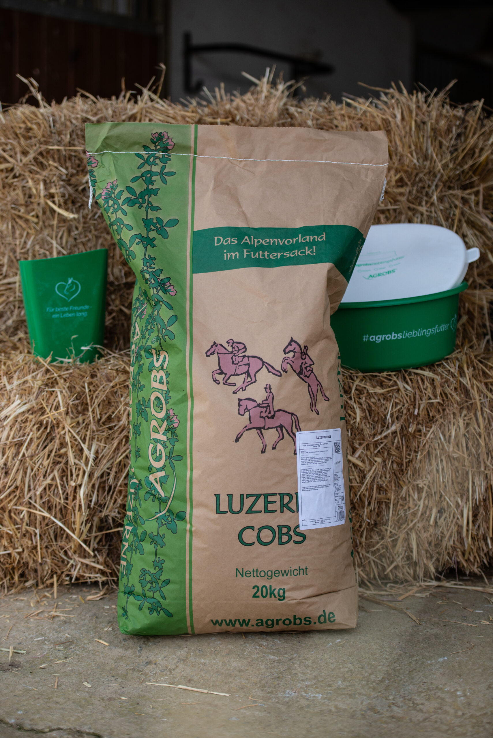Product shot of a big paper bag of Agrobs Luzerne Cobs
