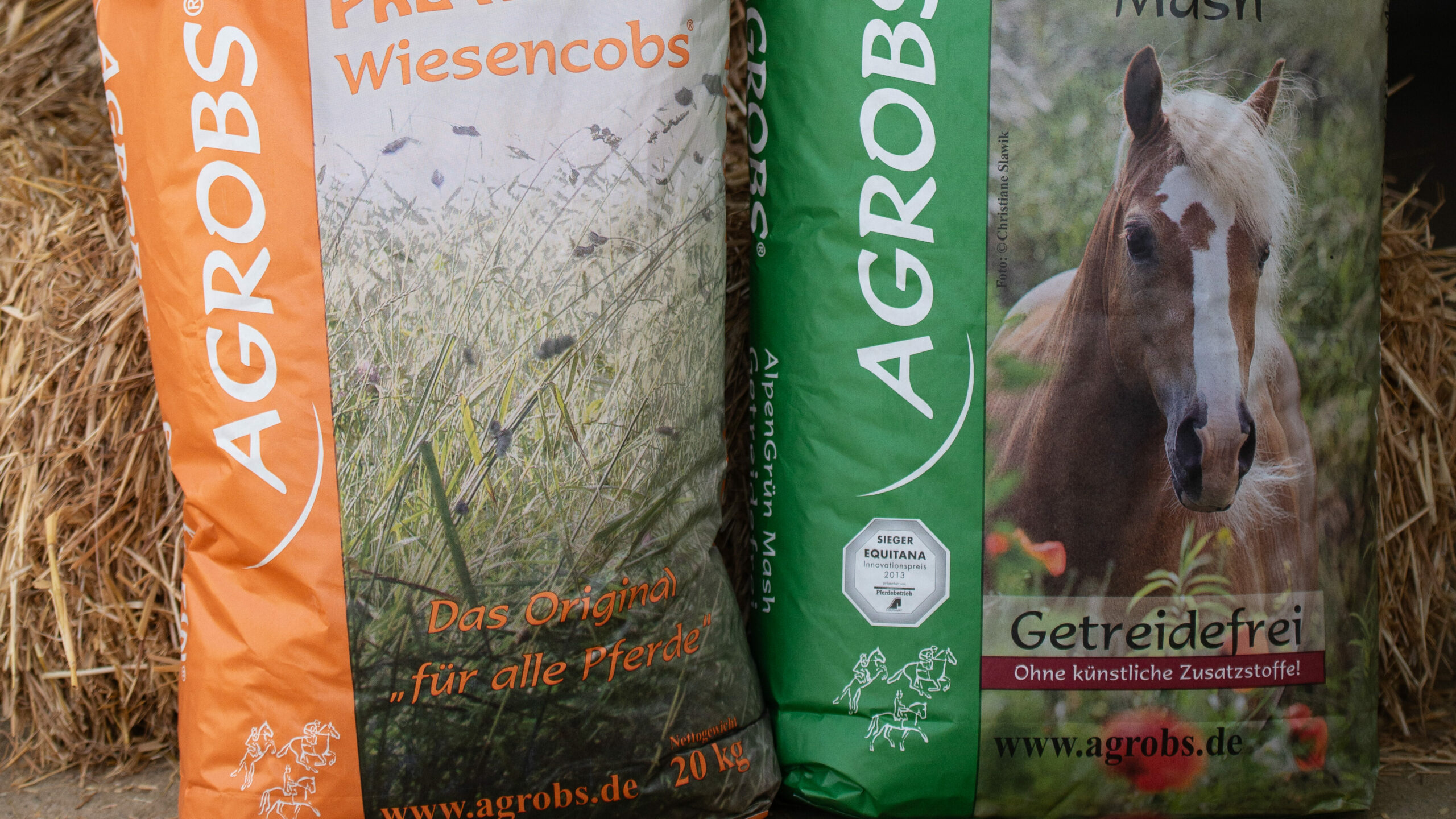Product shot big bags of Agrobs Pre Alpin Wiesencobs and AlpenGruen Mash