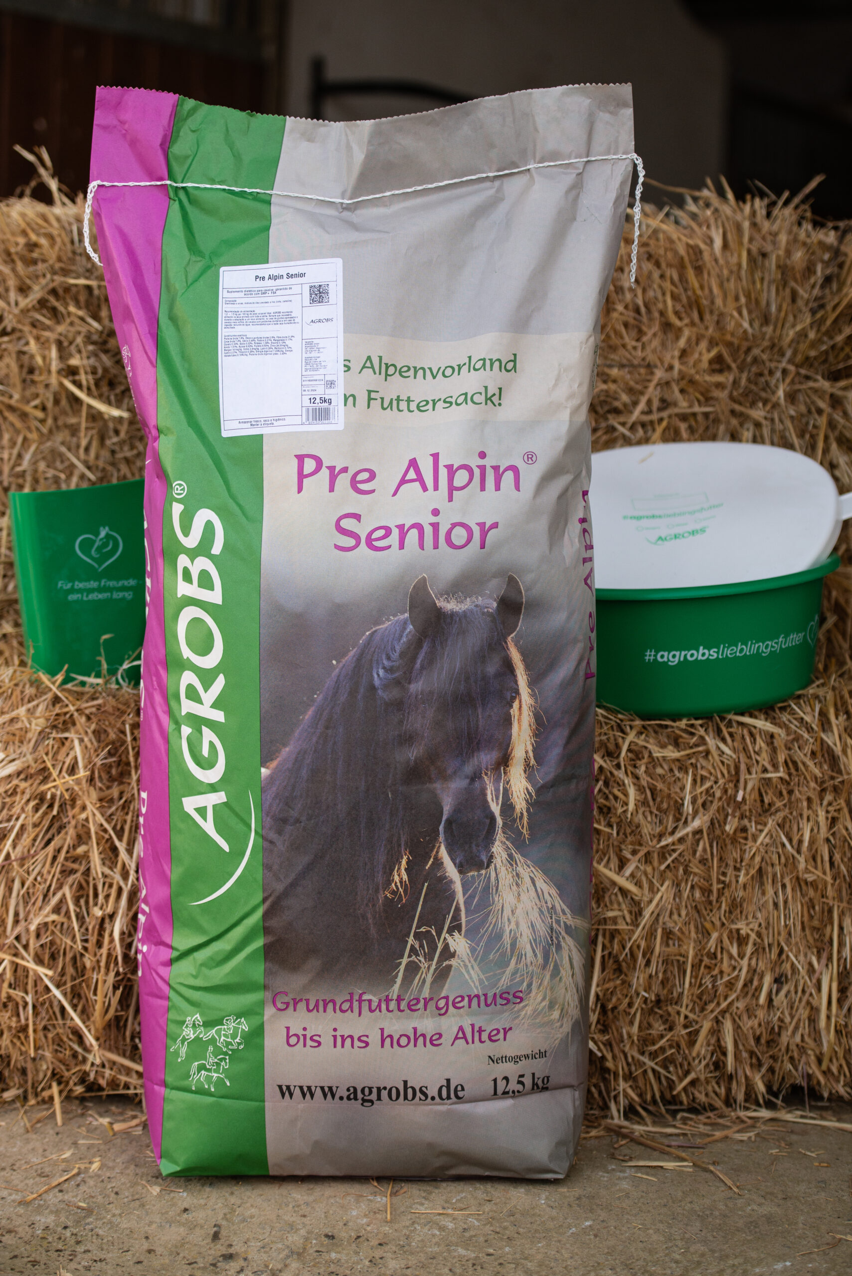 Product shot of a big paper bag of Agrobs Pre Alpin Senior including a feeding bowl and a scoop