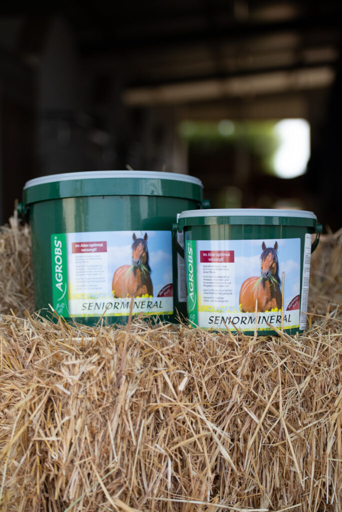 Product shot of two buckets big and small of Agrobs Senior Mineral