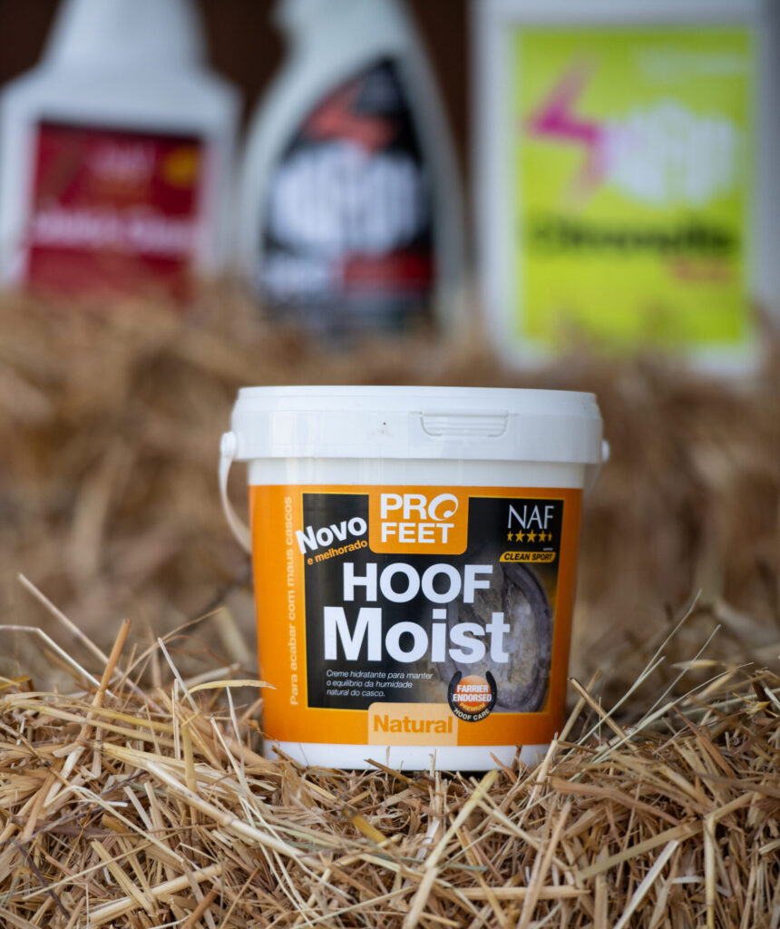 Product shot of a little bucket with NAF Hoof Moist
