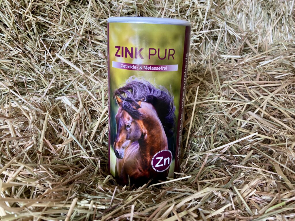 Product shot a small container of Agrobs Zink Pur minerals for horses